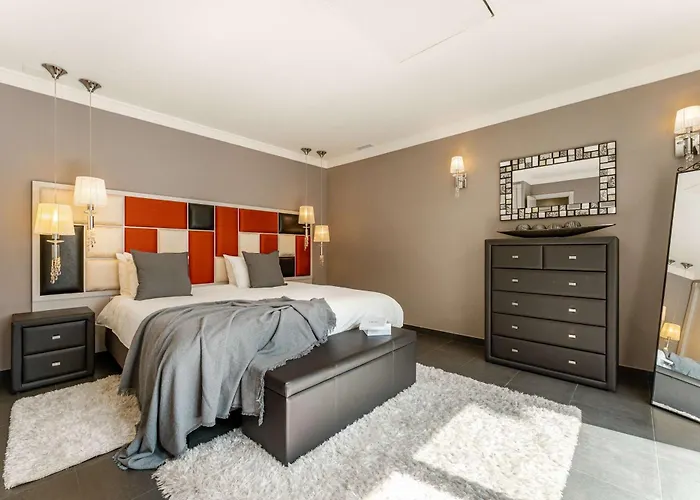 Aloha Hill Club 7 Terrace Glassed Pergola Pools מארבלה